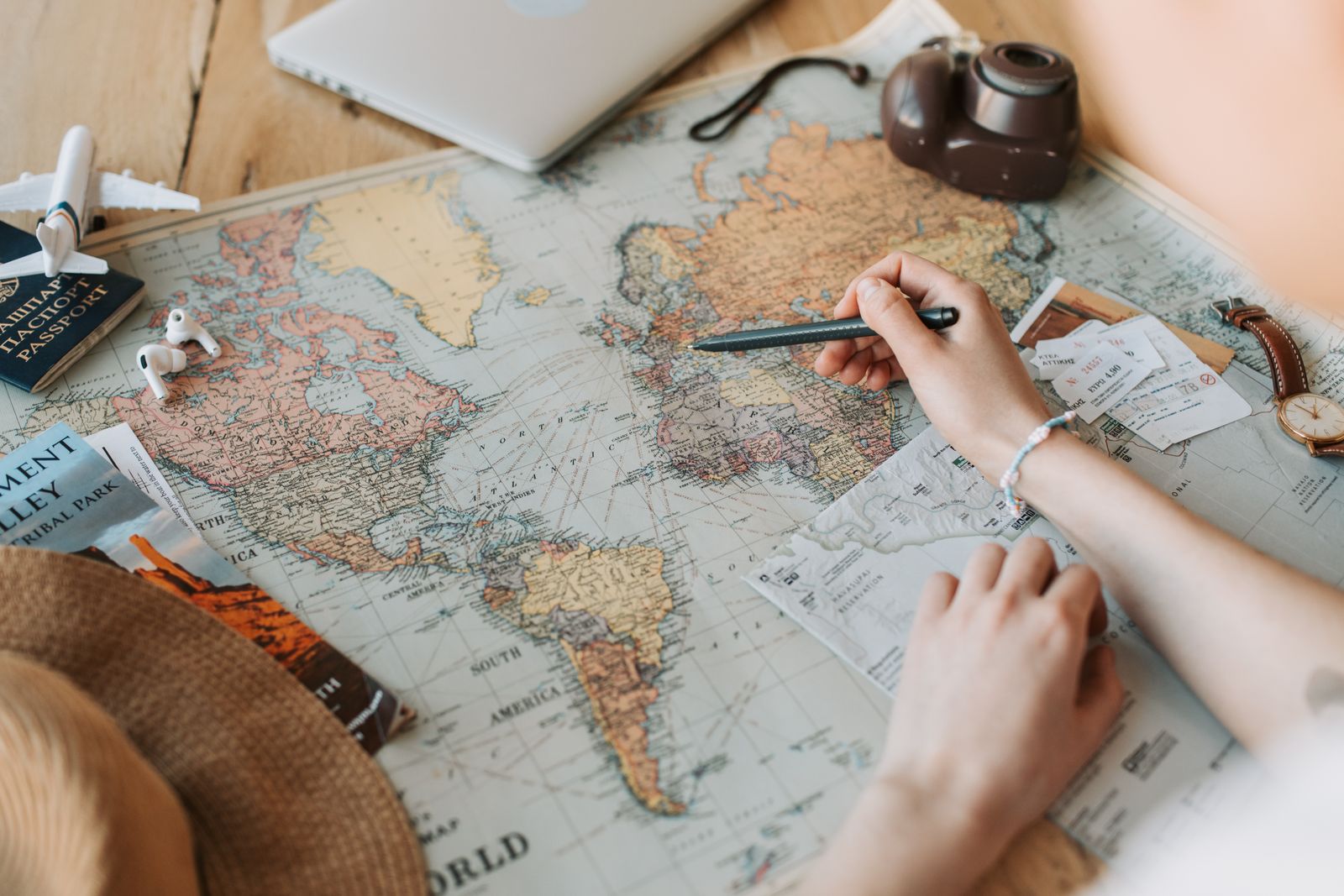 Manos senalando destinos en un mapa para un intercambio de casa internacional