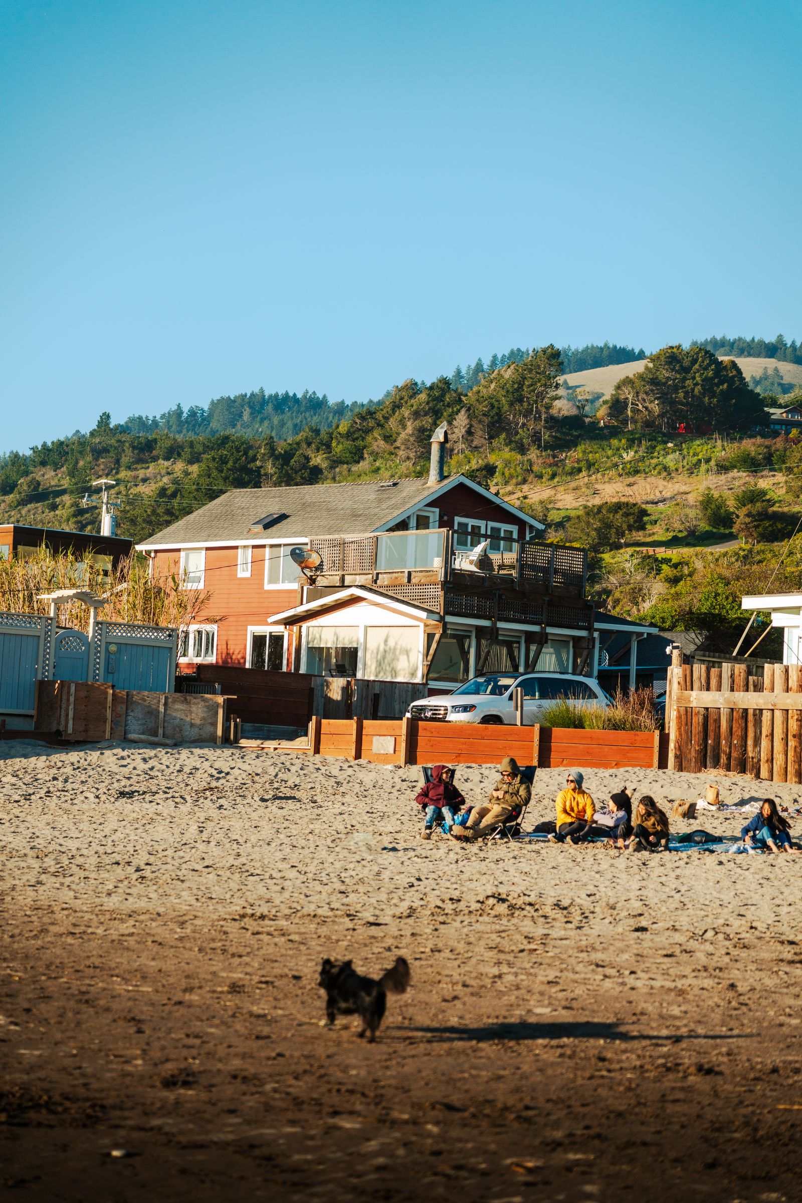 Familia disfrutando de la playa durante un intercambio de casa para vacaciones