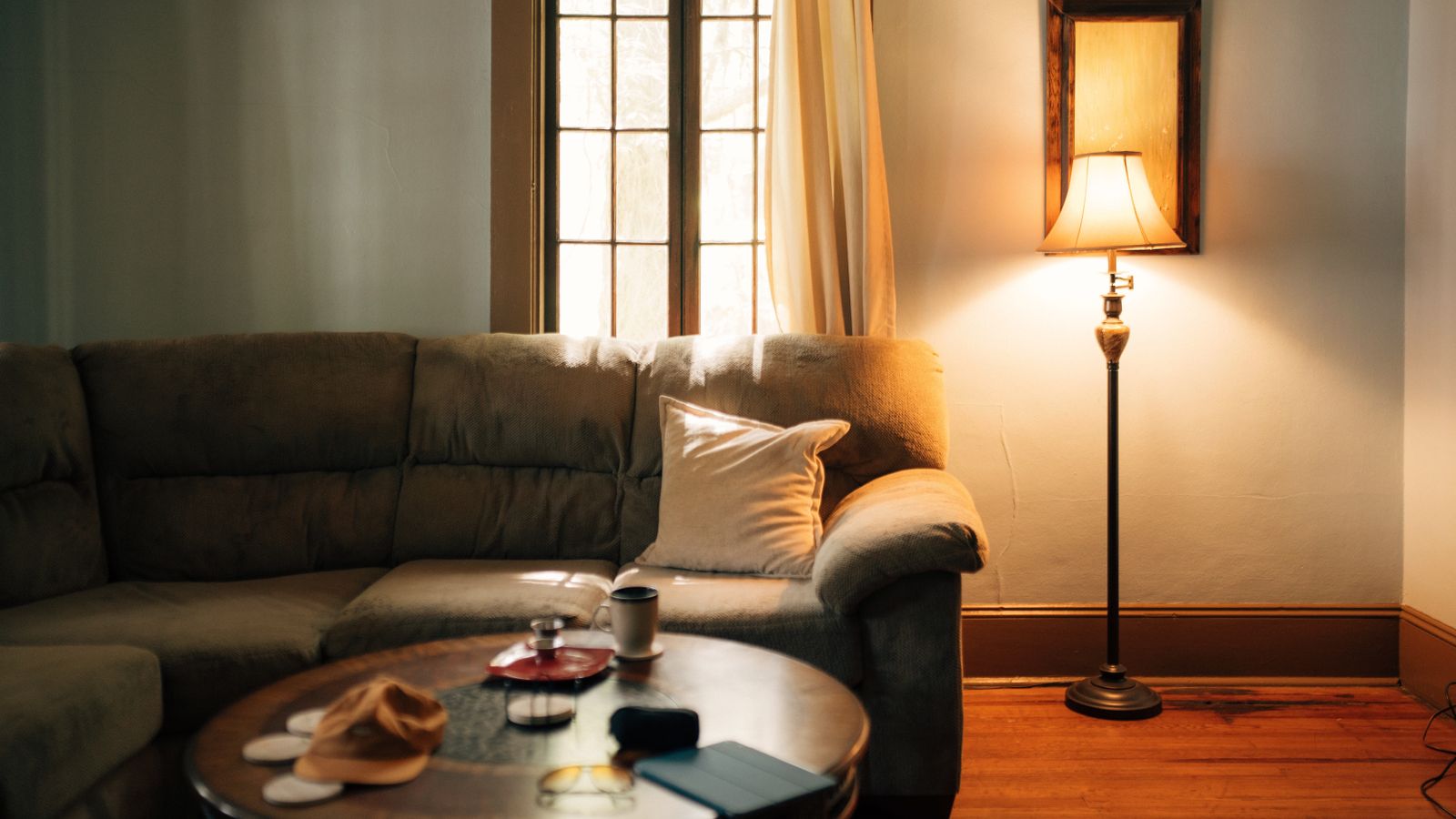 Salon luminoso de una vivienda preparada para un intercambio de casa