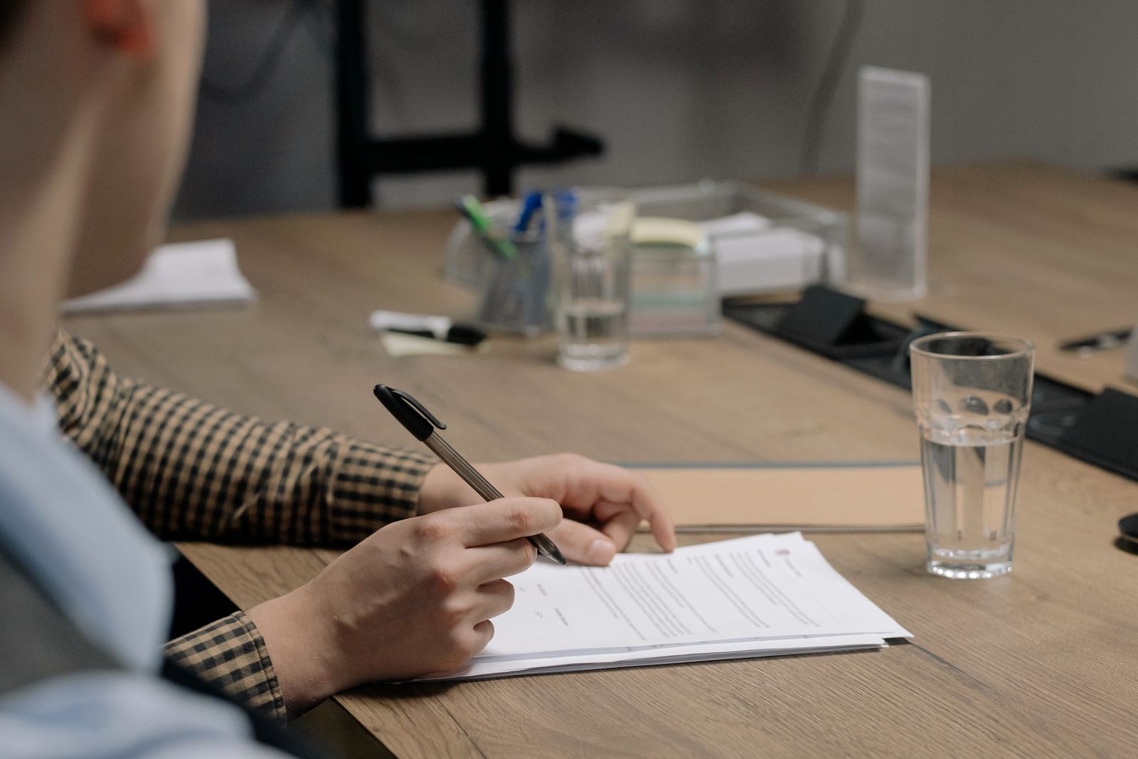 Acuerdo y seguro intercambio de vivienda firmado sobre una mesa