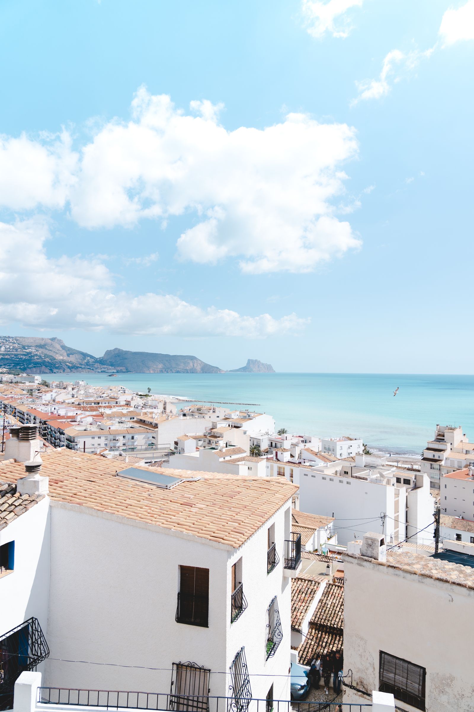 Pueblo mediterraneo de casas blancas ideal para vacaciones en Espana