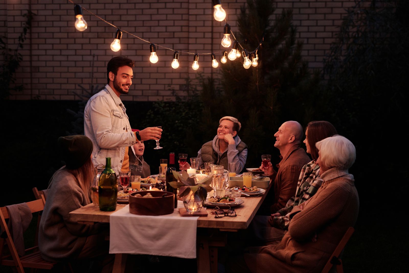 Varias familias cenando juntas durante unos viajes en grupo
